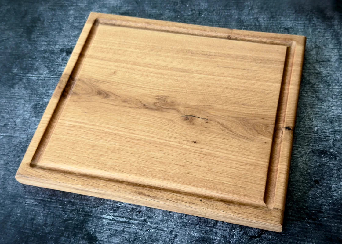 Holzbrett mit Saftrille, ideal für Steak- & Burger-Anrichtebretter