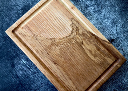 Holzbrett mit Saftrille und Bratkorb, perfektes Anrichtebrett für Steak & Burger