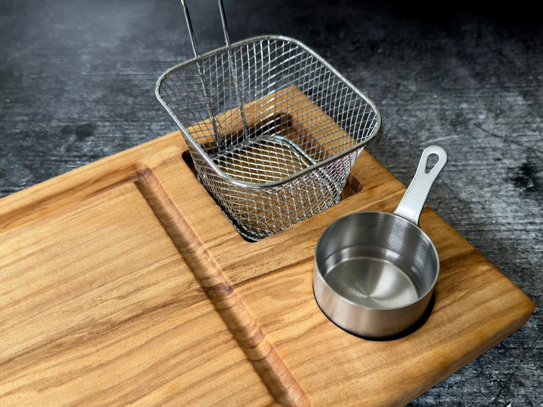 Metal Bratkorb und Saucepan auf Holzbrett für Burger- und Steak-Zubereitung