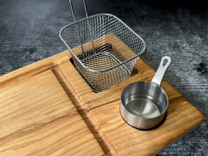 Metal Bratkorb und Saucepan auf Holzbrett für Burger- und Steak-Zubereitung