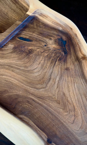 Massivholz Servierbrett mit toller Maserung und blauem Epoxidharz im außergewöhnlichen Design
