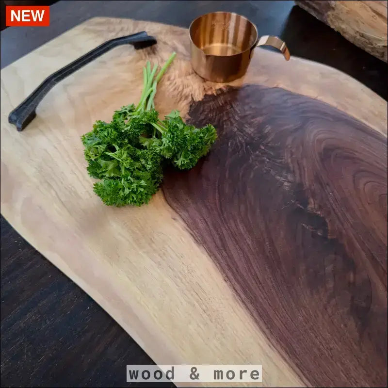 Holzbrett mit hellen und dunklen Farbtönen für Schneidebrett vs. Servierbrett Vergleich