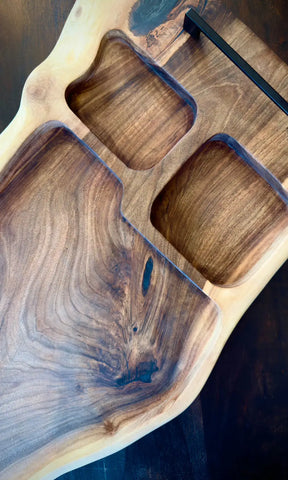 Massivholz Servierbrett mit toller Maserung und außergewöhnlichem Design in drei Fächern.