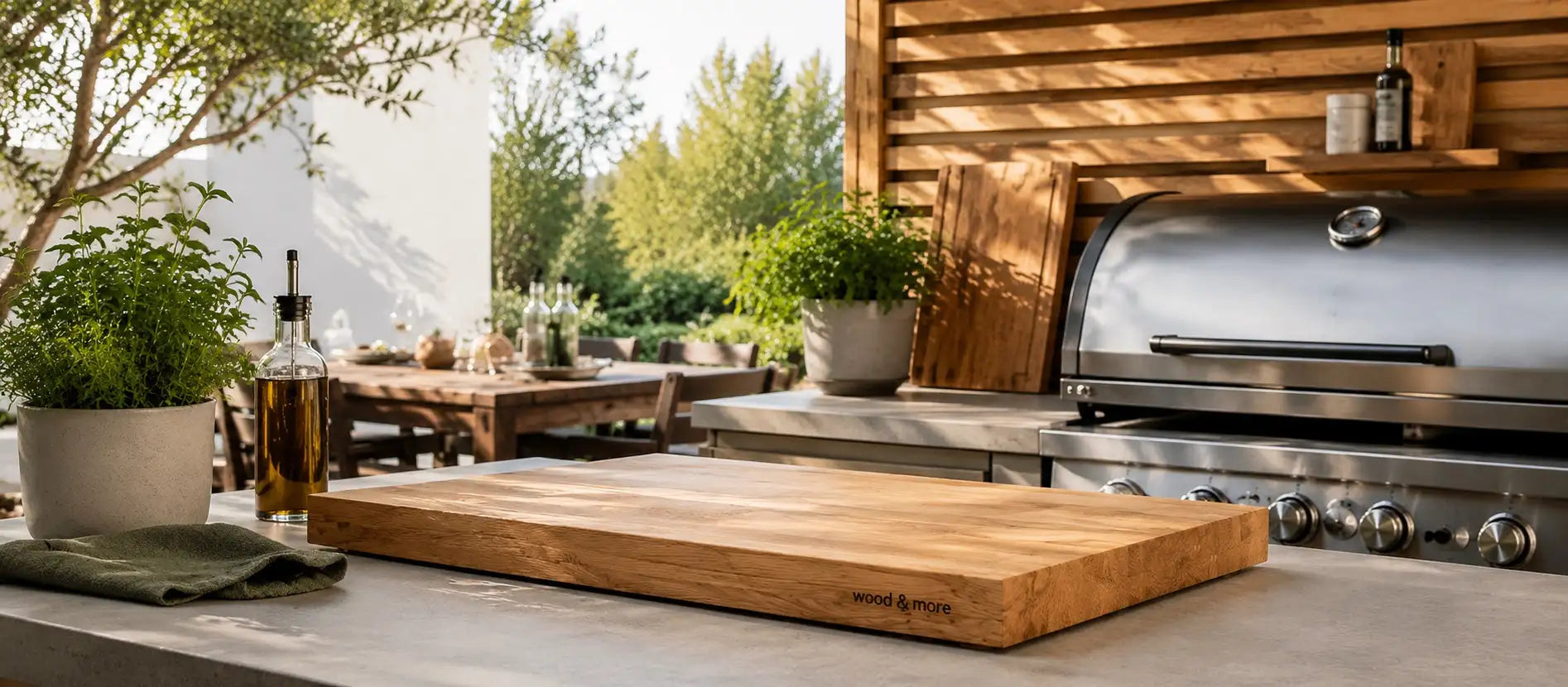 Ein rechteckiges Schneidebrett aus Holz mit natürlicher Holzoptik und dem „wood & more“-Logo, das an seiner Kante eingraviert ist.