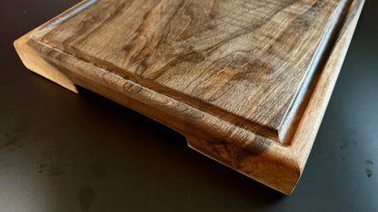 Holz Schneidebrett nach Maß mit natürlichem Holzmaserung und eleganten, abgeschrägten Kanten