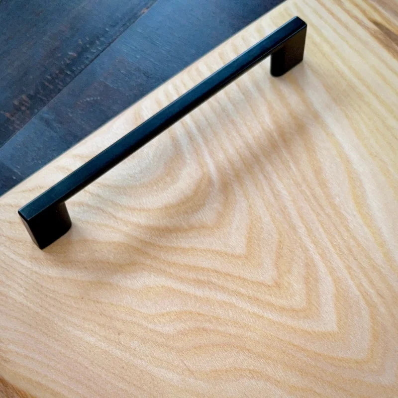 Schwarzer Metallgriff auf Holz mit Maserung für individuelles Holz Schneidebrett Eiche massiv