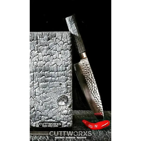 Damaskusstahl Kochmesser mit gehämmertem Muster und rotem Ständer für verschiedene Messerarten.