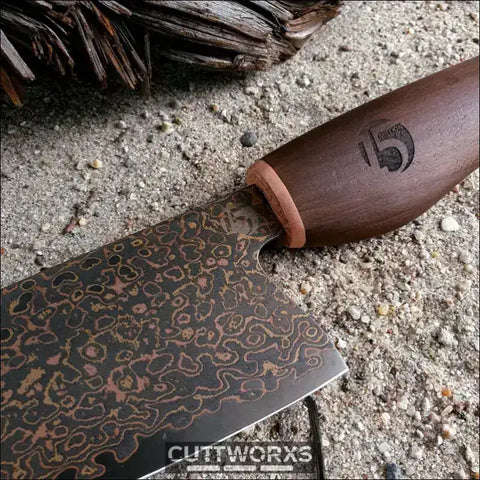 Küchenmesser mit elegantem Muster und Holzgriff, ideal für echte Damastmesser Pflege Tipps.