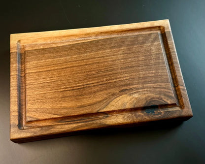 Holzbrett mit Saftrillen für deine Küche - Massivholz Küchenbrett online kaufen