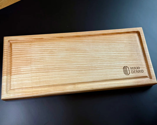 Massivholz Servierbrett aus Esche mit hochgezogenem Rand und graviertem Logo