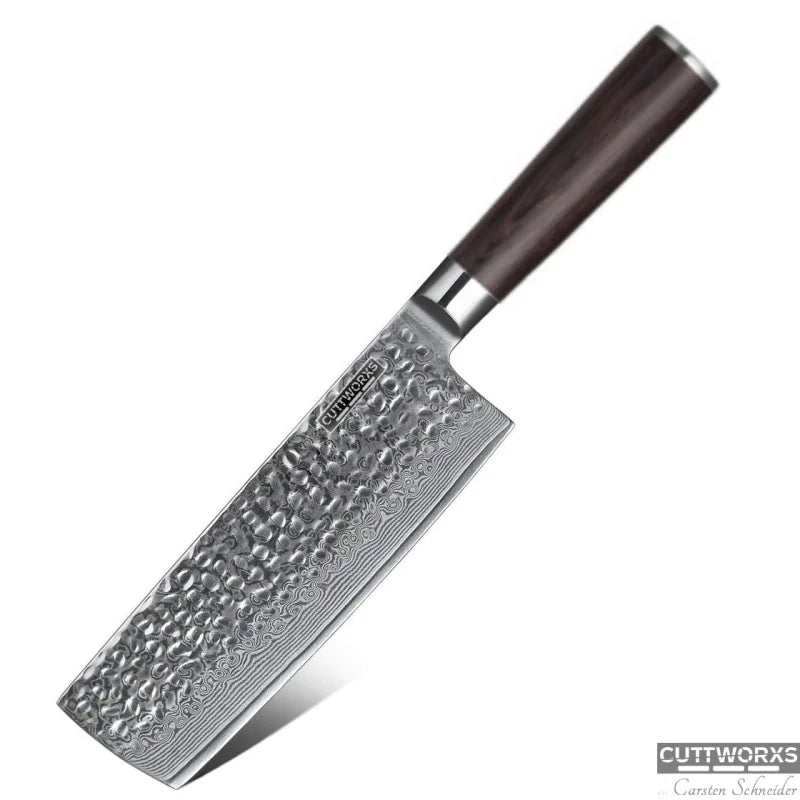 Nakirimesser aus Damaststahl mit 18 cm Klinge und geflammtem Rosenholzgriff freigestellt