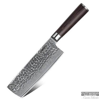 Nakirimesser aus Damaststahl mit 18 cm Klinge und geflammtem Rosenholzgriff freigestellt