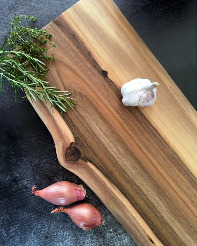 Naturform Brett aus Nussbaum als Servierbrett Buffetbrett und Schneidebrett