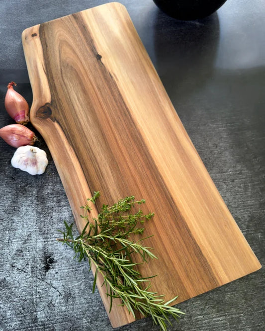 Langes Nussbaum Antipasti Board aus Vollholz mit sichtbarer Astzeichnung