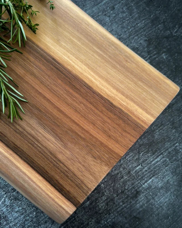 Schmales Buffetbrett aus Nussbaum mit warmer Maserung und Naturform