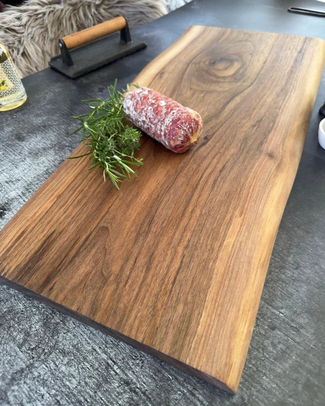 Massives Nussbaum Servierbrett für BBQ, Tapas und Brotzeit am Tisch