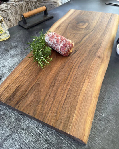Massives Nussbaum Servierbrett für BBQ, Tapas und Brotzeit am Tisch