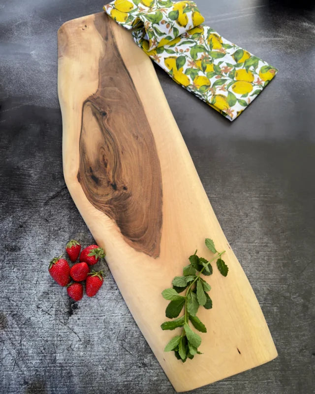 Nussbaum Genussleiste 80x21-25x2,4cm aus massivem Vollholz mit dunkler Zeichnung