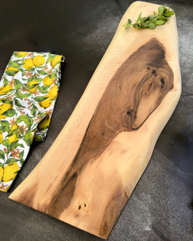 Handgefertigte Nussbaum Genussleiste mit markanter natürlicher Holzzeichnung