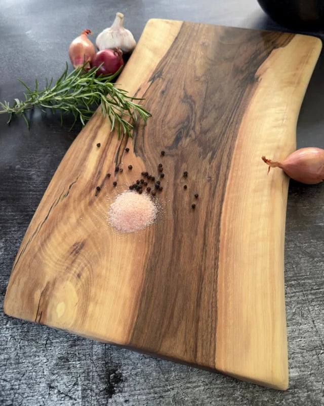 Handgeöltes Nussbaum Servierbrett für Tapas Käse Aufschnitt und Brot