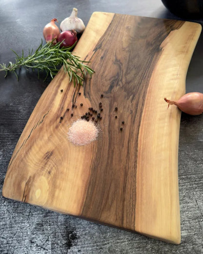 Handgeöltes Nussbaum Servierbrett für Tapas Käse Aufschnitt und Brot
