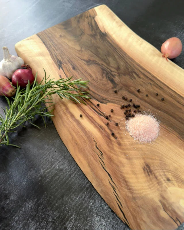 Naturform Brett aus Nussbaum mit hellem Splint und dunklem Kernholz