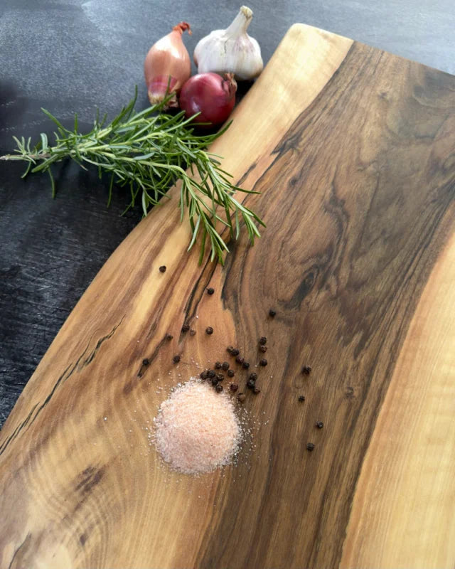 Servierbrett aus Nussbaum Vollholz mit besonderer Maserung für Käse und Antipasti