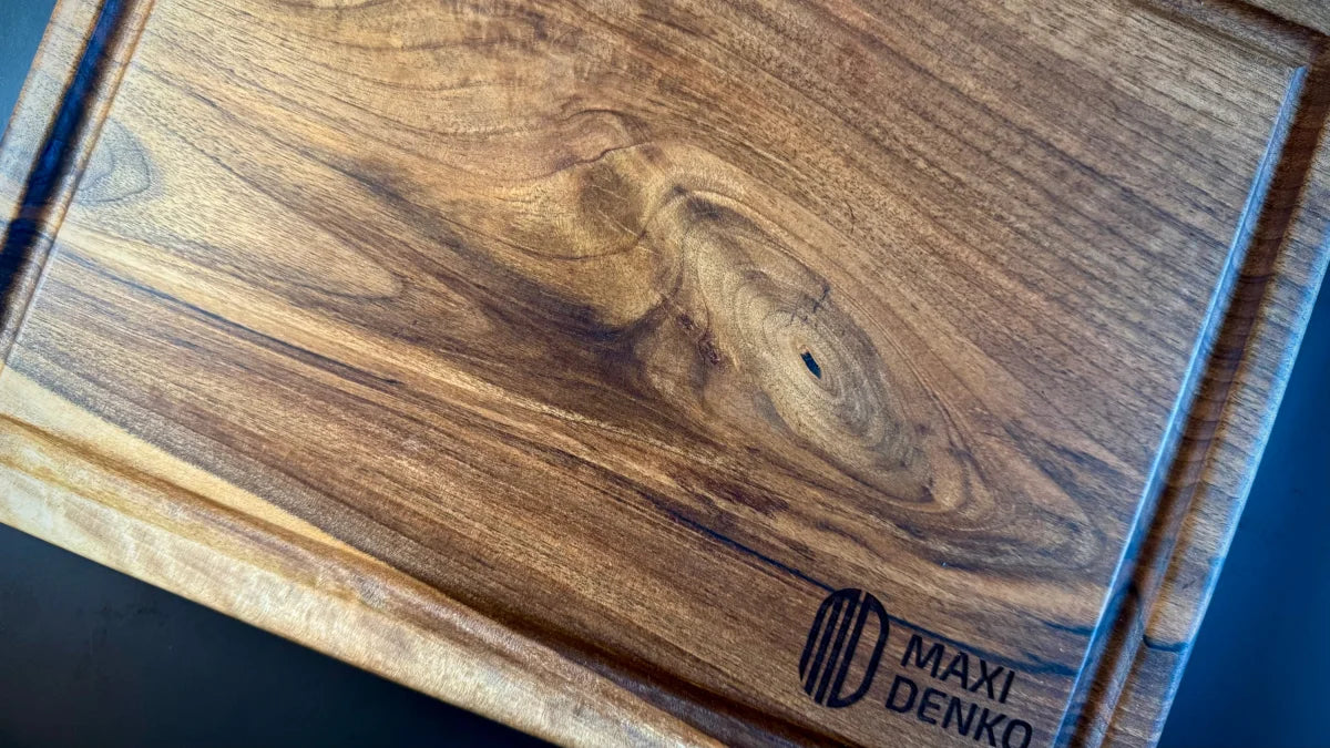 Holzschneidebrett mit natürlichem Muster und Logo für Nussbaum Massivholz Steak-Brett