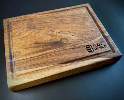 Holzschneidebrett aus Nussbaum Massivholz mit Rillen und Markenlogo
