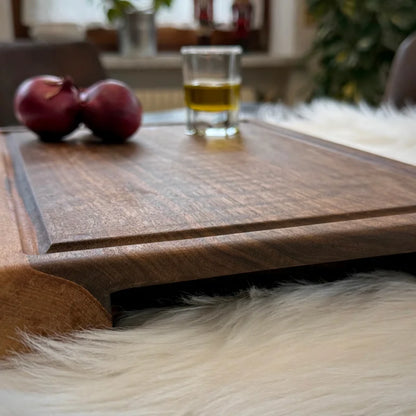 Nussbaum Massivholz Steak-Brett mit Saftrille auf weißem Fell für stilvolles Kochen