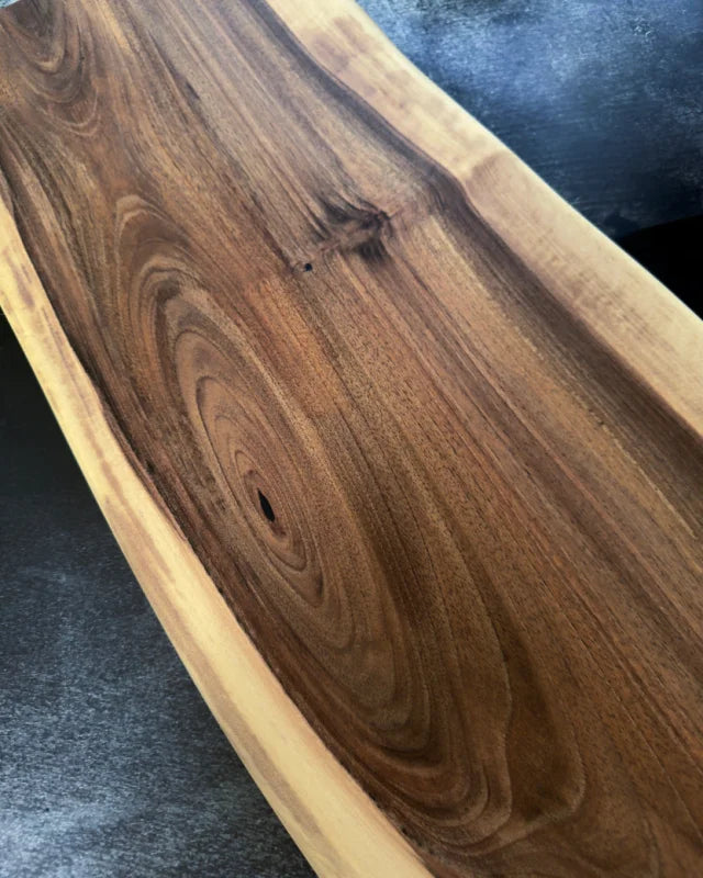 Großes Nussbaum Brett 60x27cm mit organischer Form und lebendiger Maserung