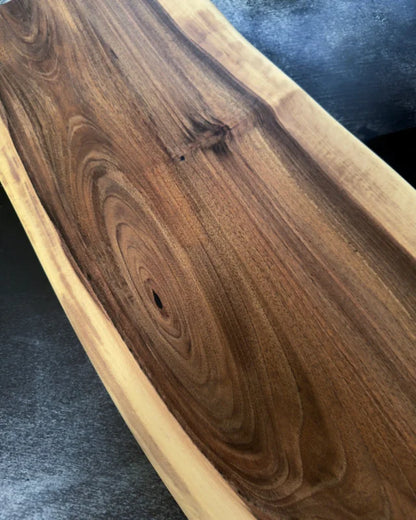 Großes Nussbaum Brett 60x27cm mit organischer Form und lebendiger Maserung
