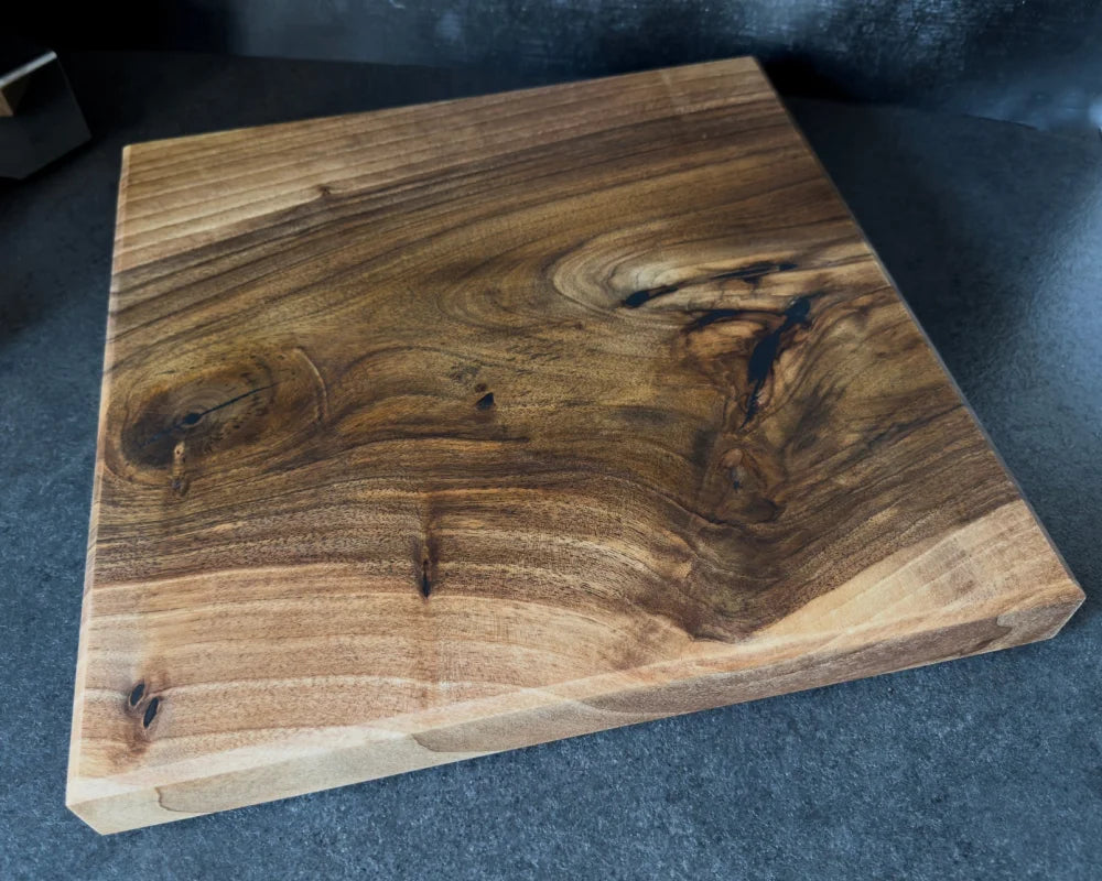WALNUT SQUARE – massives Nussbaum-Schneidebrett mit lebendiger Maserung | 40 × 40 × 5 cm