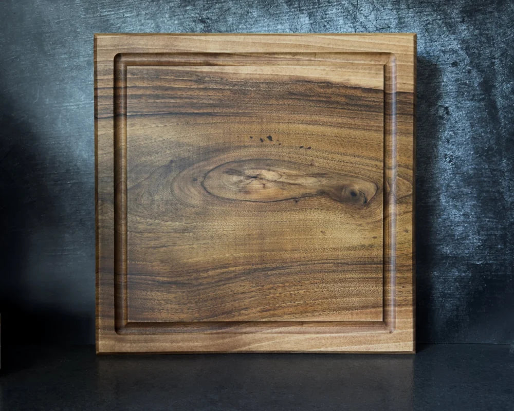 WALNUT SQUARE – massives Nussbaum-Schneidebrett mit lebendiger Maserung | 40 × 40 × 5 cm