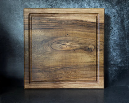 WALNUT SQUARE – massives Nussbaum-Schneidebrett mit lebendiger Maserung | 40 × 40 × 5 cm