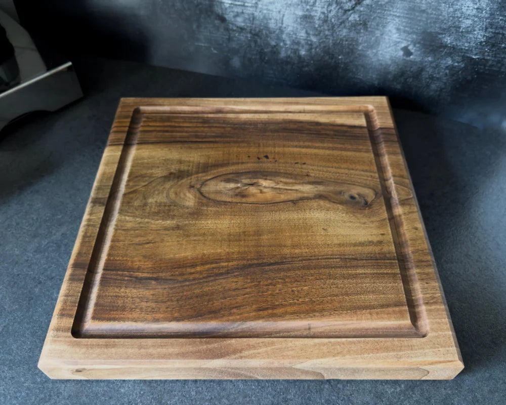 WALNUT SQUARE – massives Nussbaum-Schneidebrett mit lebendiger Maserung | 40 × 40 × 5 cm