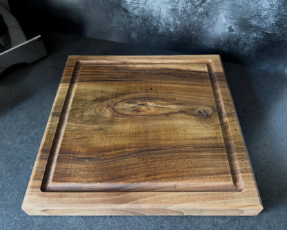 WALNUT SQUARE – massives Nussbaum-Schneidebrett mit lebendiger Maserung | 40 × 40 × 5 cm
