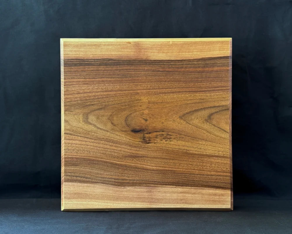 Rückseite des Nussbaum-Wendebretts 40 × 40 × 5 cm mit glatter Arbeitsfläche für beidseitige Nutzung