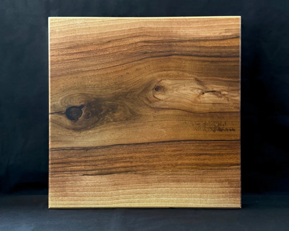 Glatte Rückseite des quadratischen Nussbaum-Wendebretts 50 × 50 × 5 cm für beidseitiges Schneiden und Anrichten