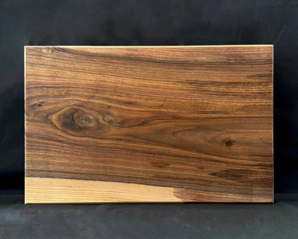 Glatte Rückseite des großen Nussbaum-Wendebretts 60 × 40 × 5 cm für beidseitiges Schneiden und Anrichten
