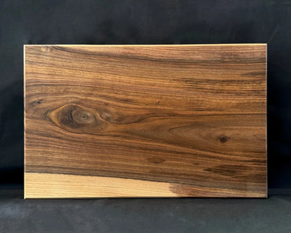 Glatte Rückseite des großen Nussbaum-Wendebretts 60 × 40 × 5 cm für beidseitiges Schneiden und Anrichten