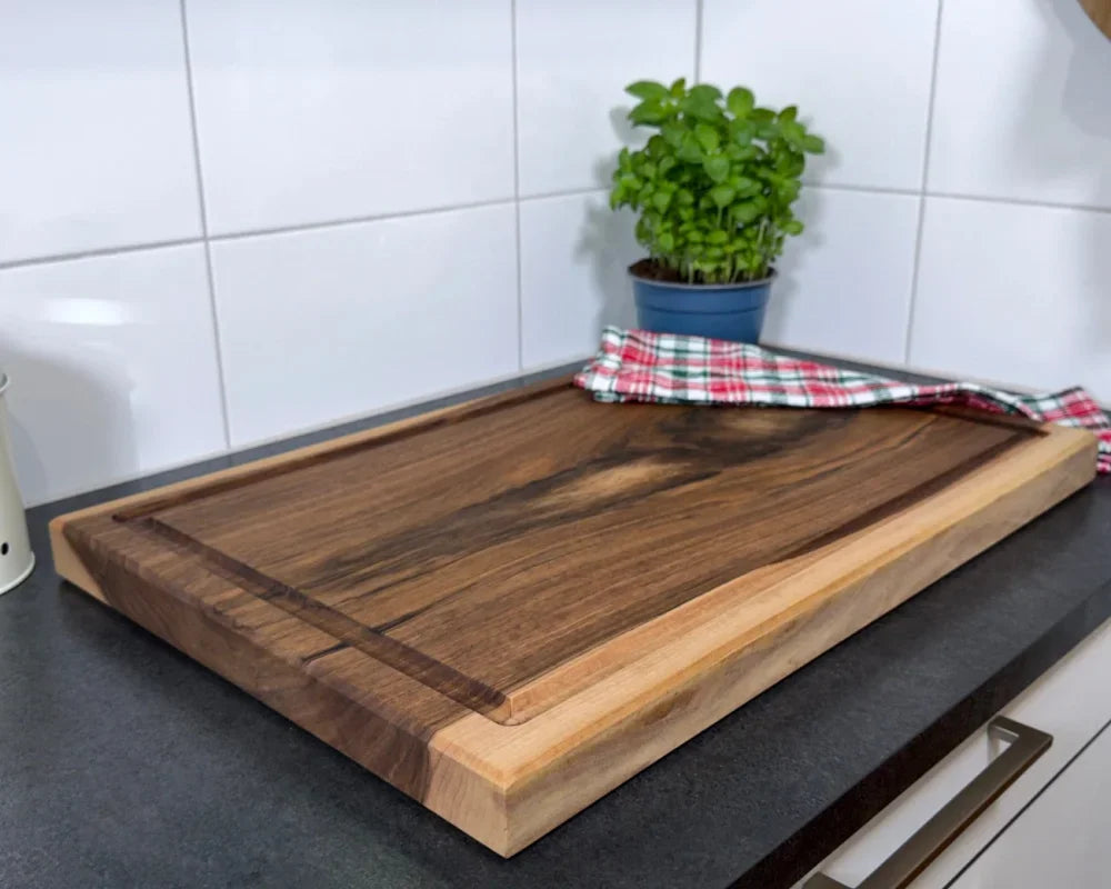 XL Nussbaum Schneidebrett 60x40 cm auf Arbeitsplatte – CHEFBRETT BigBlock