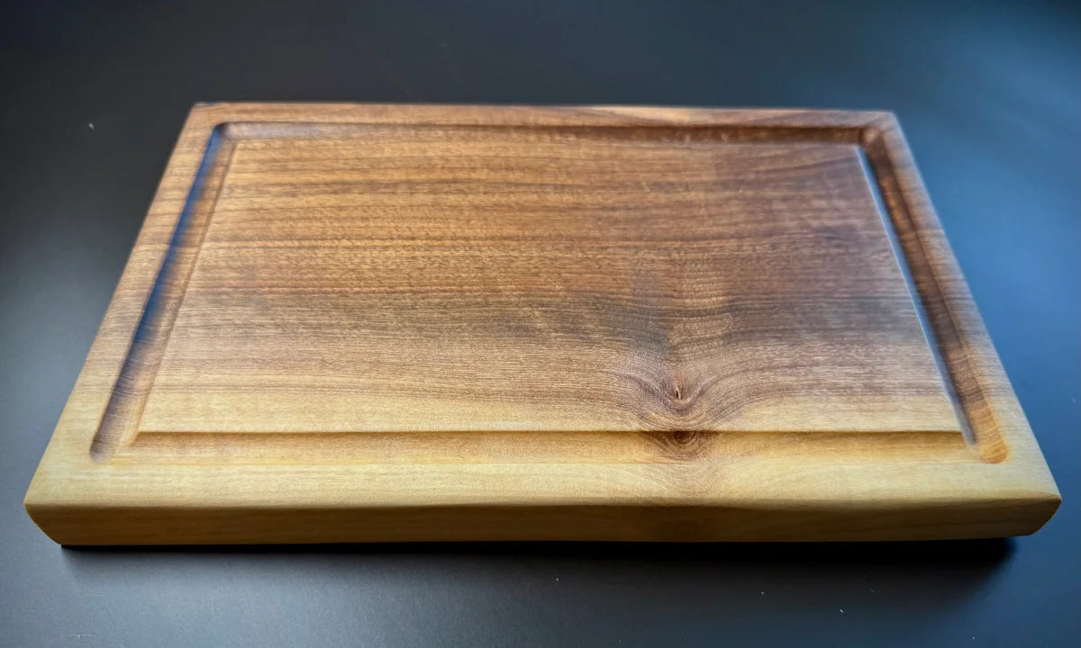 Holz Nussbaum Servierbrett mit Saftrille und elegantem Design, 30 x 19 x 3 cm