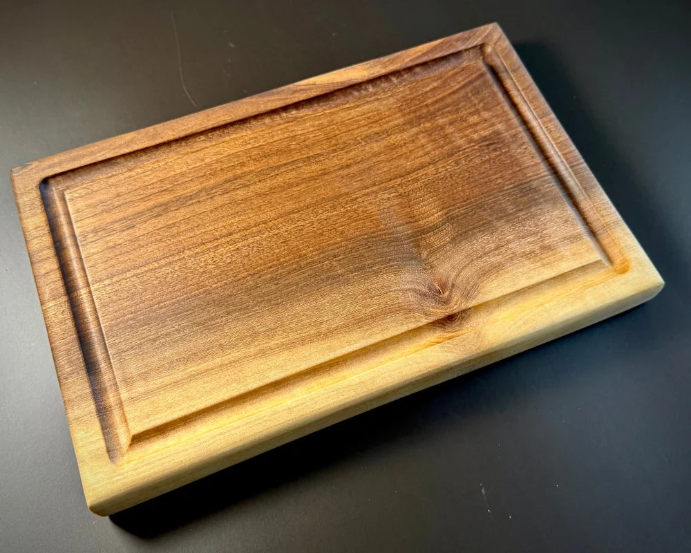 Holz Nussbaum Servierbrett mit Saftrille und stylishen Design für jede Küche