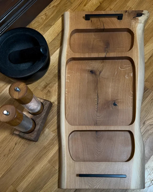 Pitmaster Board Centerpiece aus Eiche mit schwarzen Metallgriffen – BBQ Servierbrett für Tischmitte & Anrichten | 80x31x4 cm