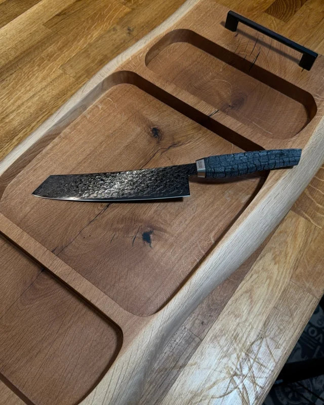 Pitmaster Board Centerpiece aus Eiche mit schwarzen Metallgriffen – BBQ Servierbrett für Tischmitte & Anrichten | 80x31x4 cm