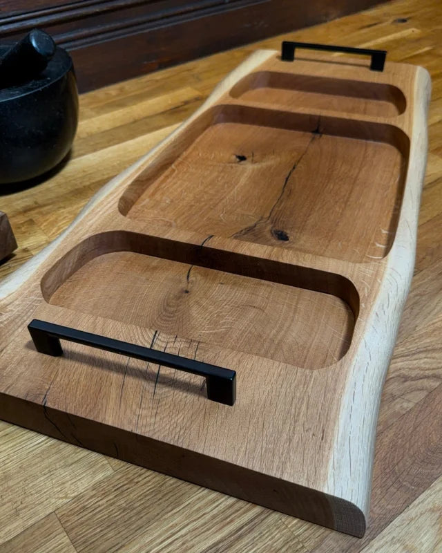 Pitmaster Board Centerpiece aus Eiche mit schwarzen Metallgriffen – BBQ Servierbrett für Tischmitte & Anrichten | 80x31x4 cm