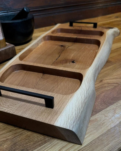 Pitmaster Board Centerpiece aus Eiche mit schwarzen Metallgriffen – BBQ Servierbrett für Tischmitte & Anrichten | 80x31x4 cm