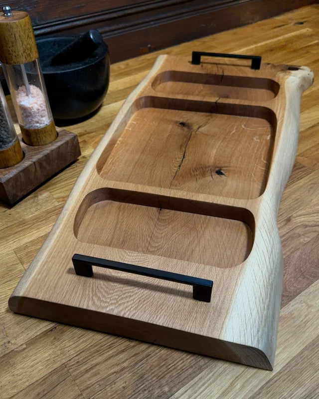Pitmaster Board Centerpiece aus Eiche mit schwarzen Metallgriffen – BBQ Servierbrett für Tischmitte & Anrichten | 80x31x4 cm