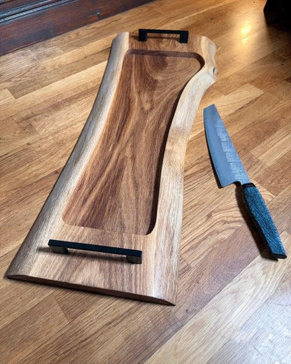 Pitmaster Board OakFlow aus Eiche mit Naturkante und Metallgriffen – schmales BBQ Servierbrett | 63x23x2,5 cm